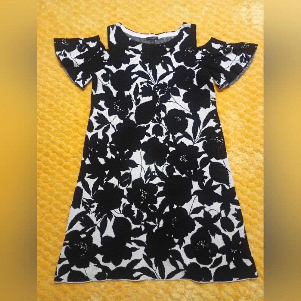 Ann Taylor Black and White Cold Shoulder A-line Dress(Excellent Condition)